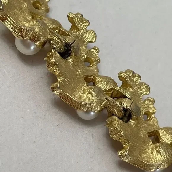 TRIFARI BRUSH GOLD LEAF & PEARL LINK BRACELET VTG - Picture 7 of 8